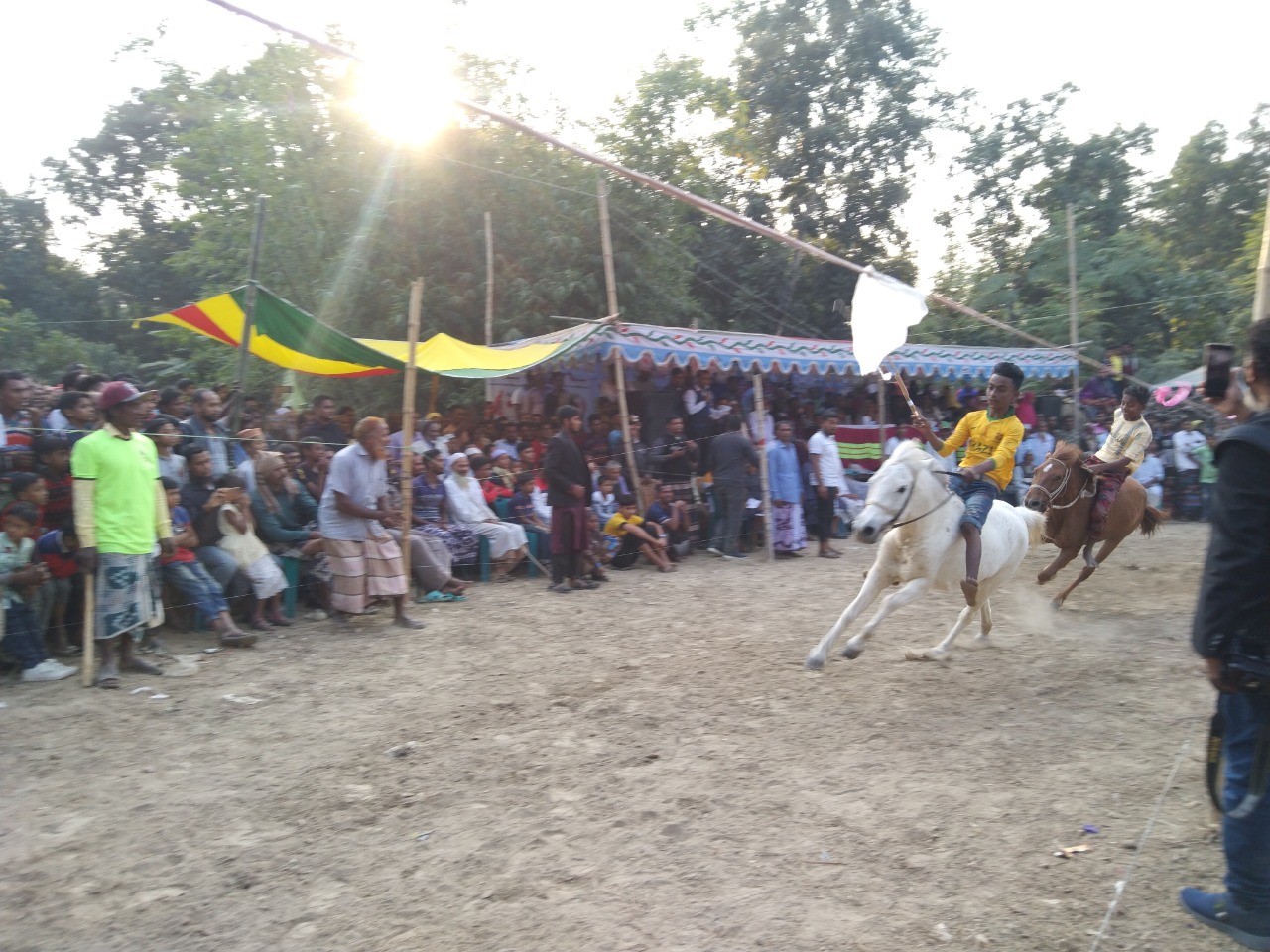 চাঁপাইনবাবগঞ্জে ঐতিহ্যবাহী ঘোড়দৌড় দেখতে মানুষের ভিড়