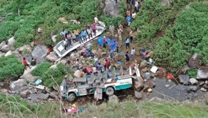 ভারতে গাড়ি খাদে পড়ে নিহত ১২