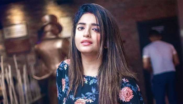 কার প্রেমে বিশ্বসুন্দরী মানষি!