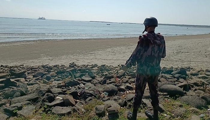 সাতক্ষীরায় রেড অ্যালার্ট, টেকনাফে সতর্কতা