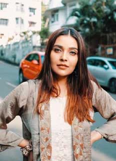 কার প্রেমে বিশ্বসুন্দরী মানষি!