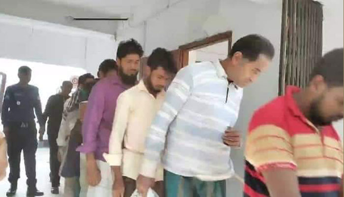 শেরপুরে তাঁতিদলের ককটেল নিক্ষেপ, ৩ পুলিশ আহত