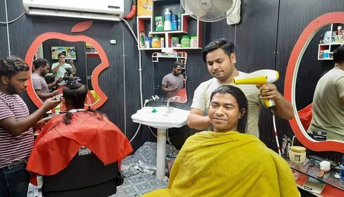 আর্জেন্টিনা-ব্রাজিল সমর্থকদের চুল ছাঁটে ১৫ শতাংশ ছাড়