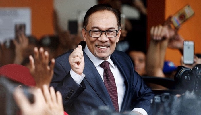 নতুন মার্সিডিজ বেঞ্জ ফিরিয়ে দিলেন আনোয়ার ইব্রাহিম