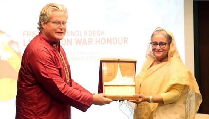 টেড কেনেডির হাতে প্রধানমন্ত্রীর পদক