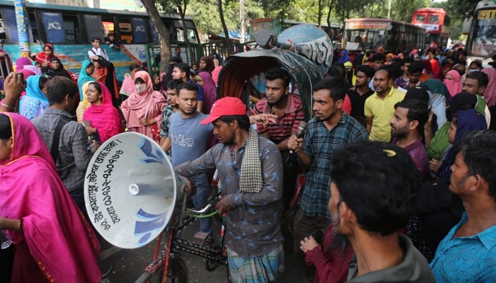আরামবাগে গার্মেন্টস শ্রমিকদের অবরোধ