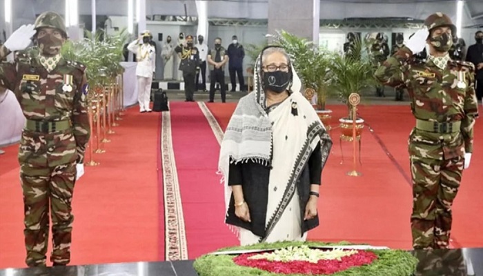 বঙ্গবন্ধুর প্রতিকৃতিতে প্রধানমন্ত্রীর শ্রদ্ধা