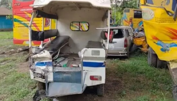 রাজধানীতে লেগুনাকে ট্রাকের ধাক্কা, শিশু নিহত