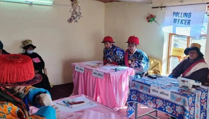 হিমাচলে ভোটগ্রহণ শেষ, তীব্র লড়াইয়ের আভাস