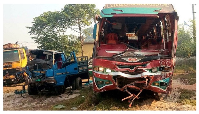 নরসিংদীতে ত্রিমুখী সংঘর্ষ, নিহত ৩