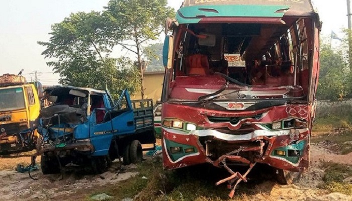 নরসিংদীতে ত্রিমুখী সংঘর্ষ, নিহত ৩