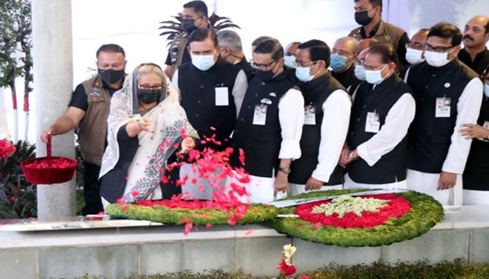 জাতীয় ৪ নেতার কবরে প্রধানমন্ত্রীর শ্রদ্ধা