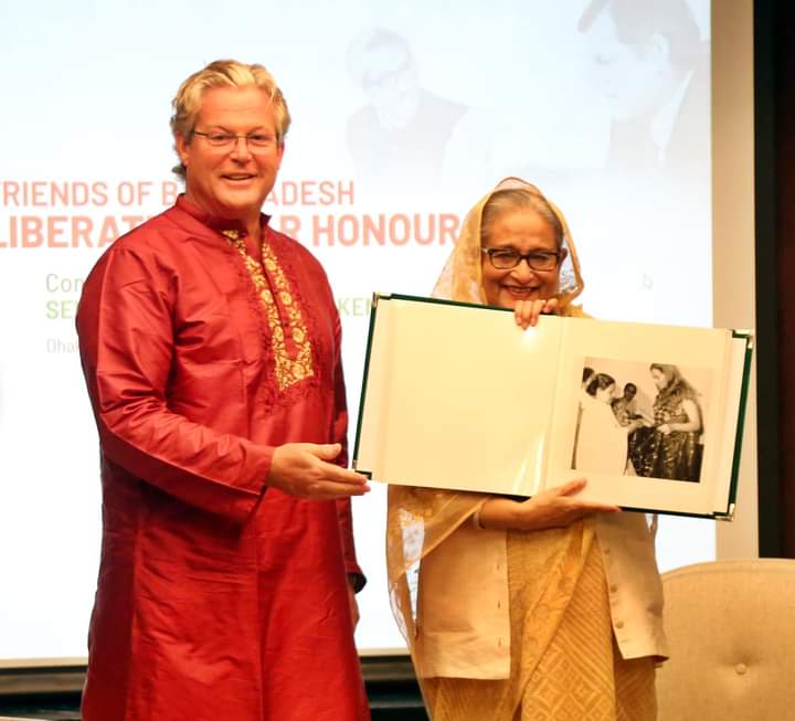 টেড কেনেডির হাতে প্রধানমন্ত্রীর পদক
