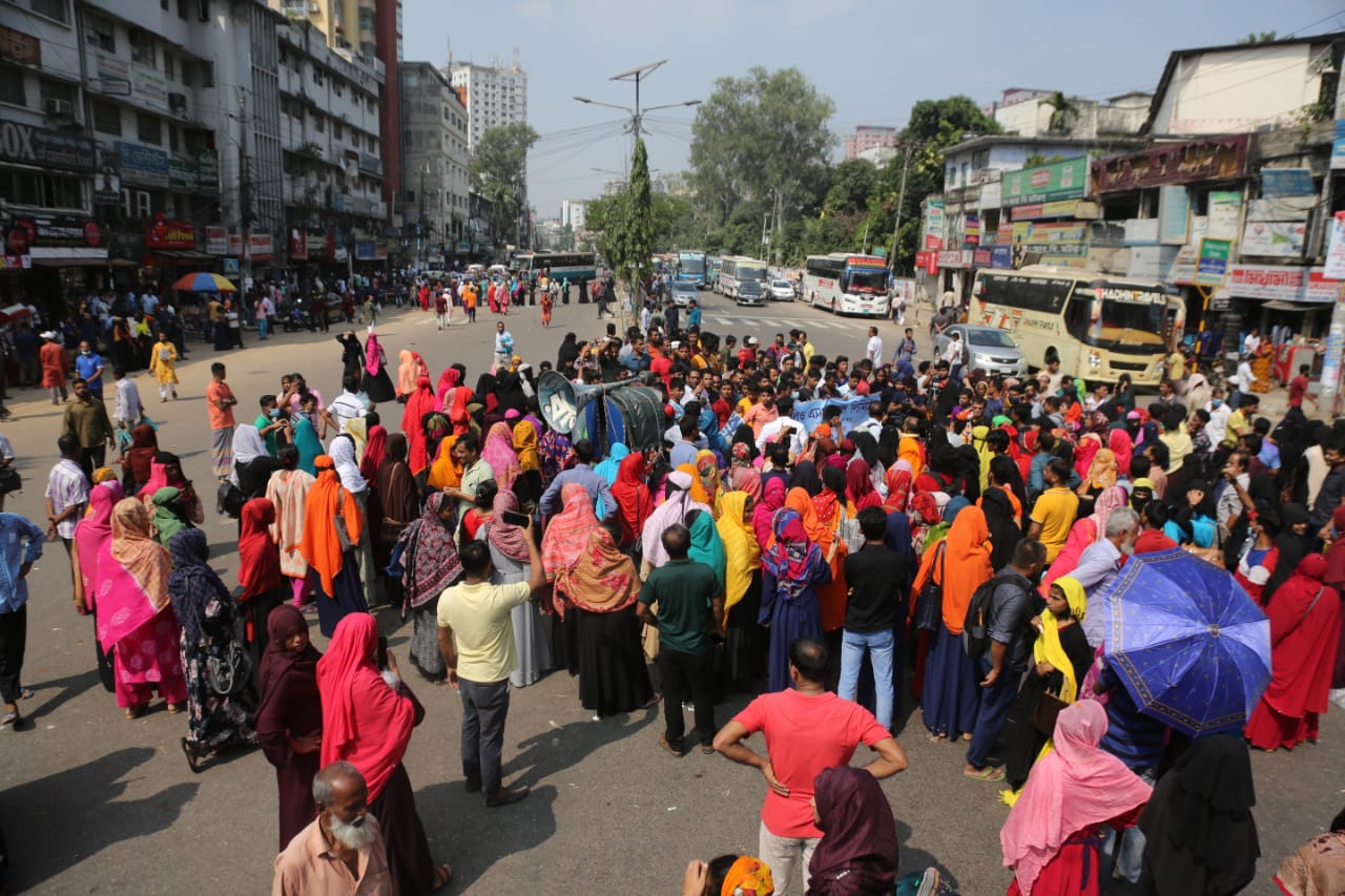 আরামবাগে গার্মেন্টস শ্রমিকদের অবরোধ