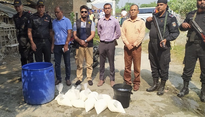 গোমস্তাপুরে তিন প্রতিষ্ঠানকে জরিমানা