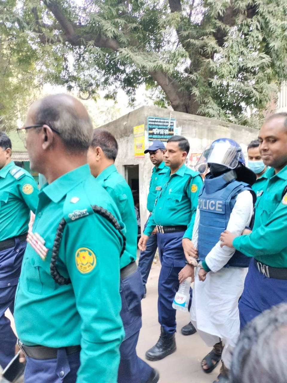 ডান্ডাবেড়ি পড়িয়ে আনা হলো আদালতে