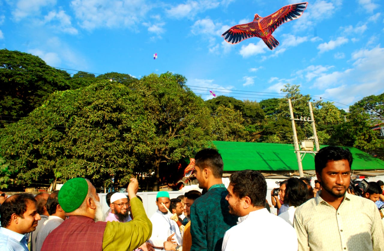 প্রধানমন্ত্রীর চট্টগ্রাম সফর আকৃষ্ট করতে বর্ণাঢ্য ঘুড়ি উৎসব