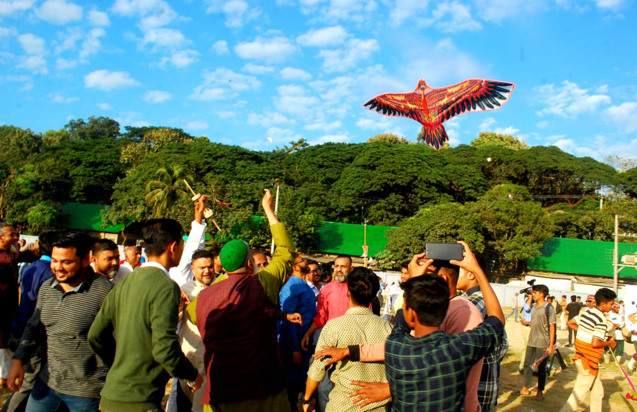 প্রধানমন্ত্রীর চট্টগ্রাম সফর আকৃষ্ট করতে বর্ণাঢ্য ঘুড়ি উৎসব