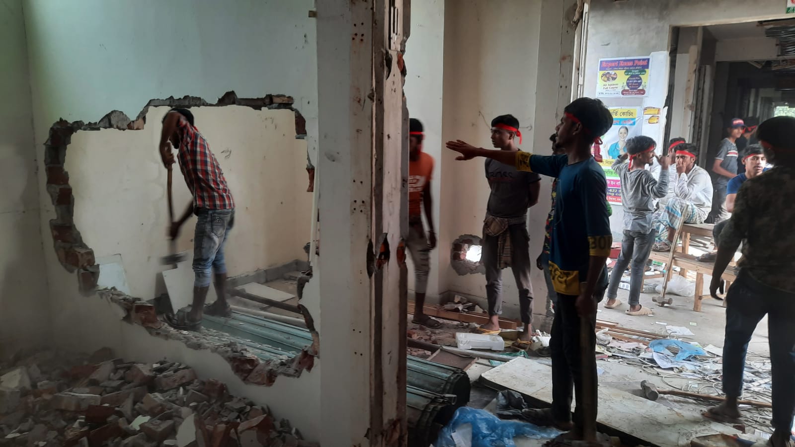 নীলক্ষেত মার্কেটে অবৈধ স্থাপনা উচ্ছেদে অভিযান
