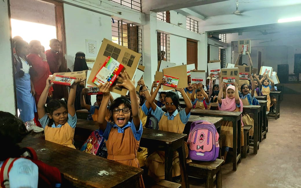 শিক্ষার্থীর মাঝে ছবি আঁকার উপকরণ বিতরণ