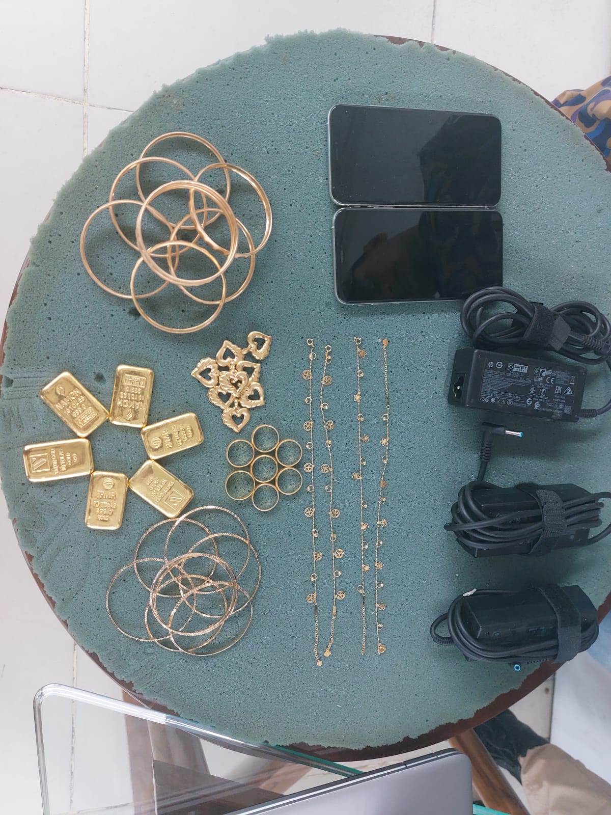 শাহজালালে ১ কেজি স্বর্ণ ও আইফোনসহ গ্রেপ্তার ১