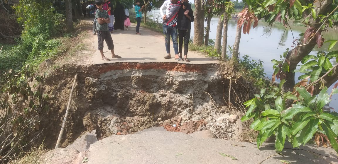 দাউদকান্দিতে সড়ক ধস, বিপাকে ১৫ গ্রামের বাসিন্দা