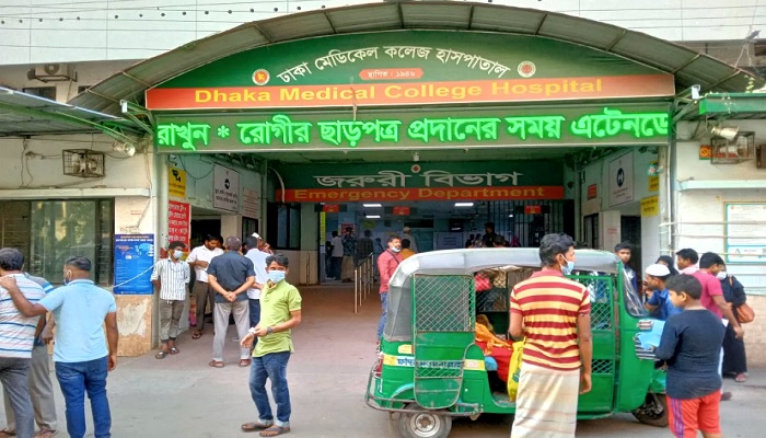 রাজধানীতে গাড়ির ধাক্কায় নারী নিহত