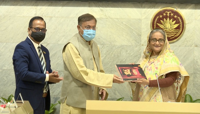 প্রধানমন্ত্রীর হাতে ‘সোনার বাংলা বিনির্মাণে বঙ্গবন্ধুর অসমাপ্ত যাত্রা’