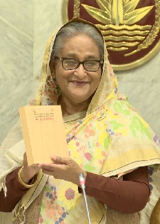 প্রধানমন্ত্রীর হাতে ‘সোনার বাংলা বিনির্মাণে বঙ্গবন্ধুর অসমাপ্ত যাত্রা’