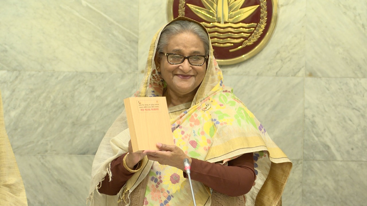 প্রধানমন্ত্রীর হাতে ‘সোনার বাংলা বিনির্মাণে বঙ্গবন্ধুর অসমাপ্ত যাত্রা’