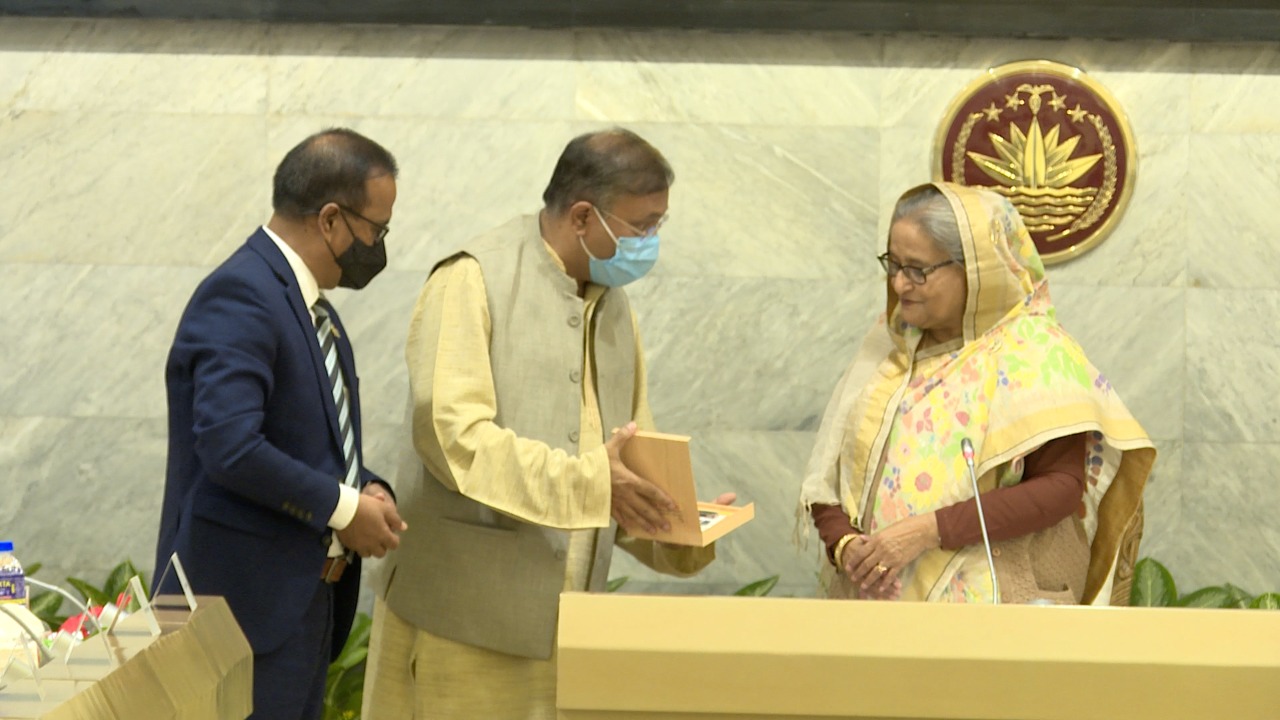 প্রধানমন্ত্রীর হাতে ‘সোনার বাংলা বিনির্মাণে বঙ্গবন্ধুর অসমাপ্ত যাত্রা’