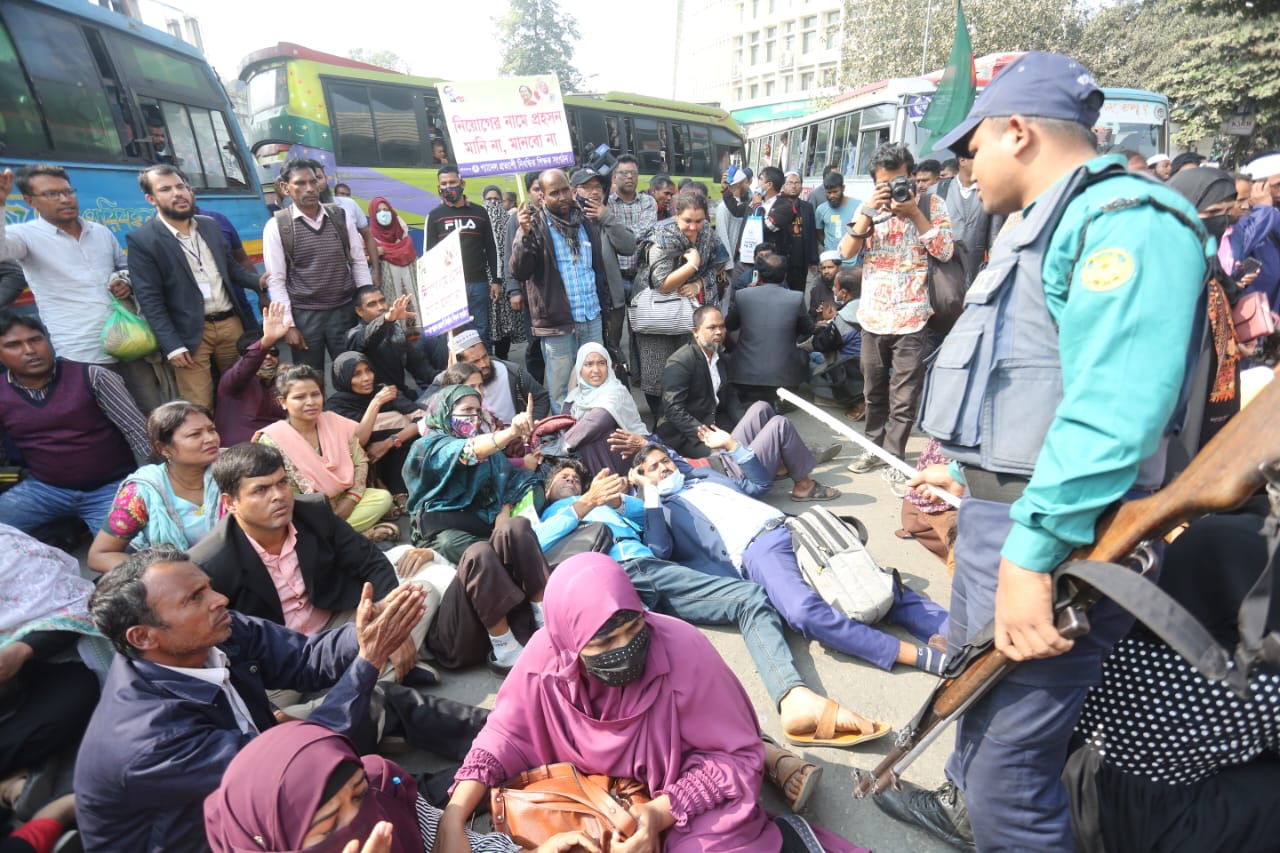 জাদুঘরের সামনে চাকরিপ্রত্যাশীদের অবস্থান