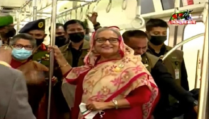 মেট্রোরেল ভ্রমণ শেষ করলেন প্রধানমন্ত্রী