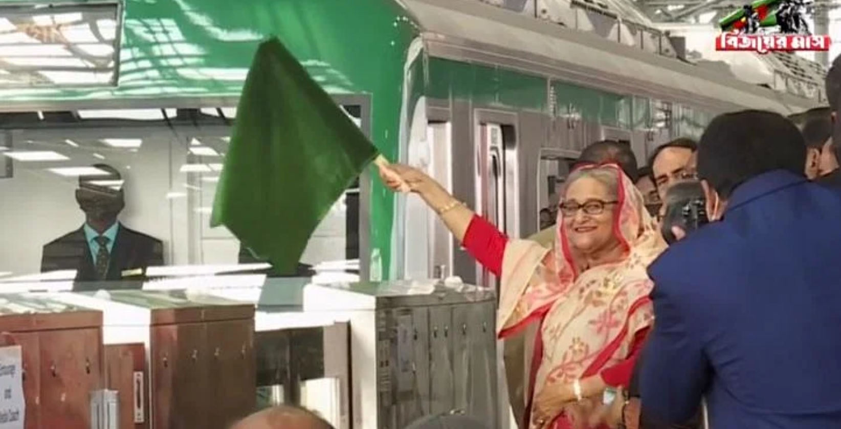 মেট্রোরেল ভ্রমণ শেষ করলেন প্রধানমন্ত্রী