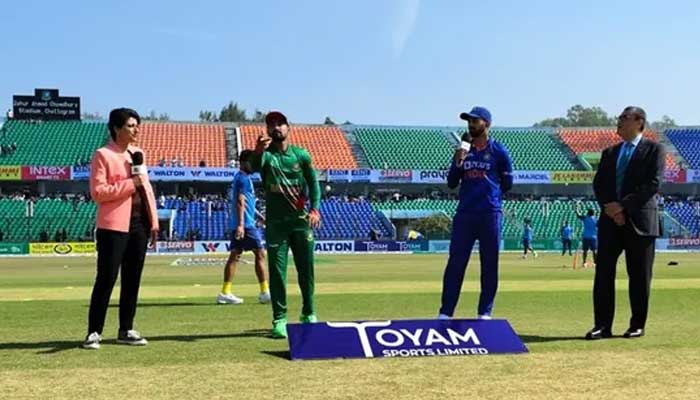 টস জিতে বোলিংয়ে বাংলাদেশ