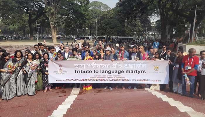 ভাষাশহিদদের প্রতি চারুকলা প্রদর্শনীতে আসা বিদেশিদের শ্রদ্ধা