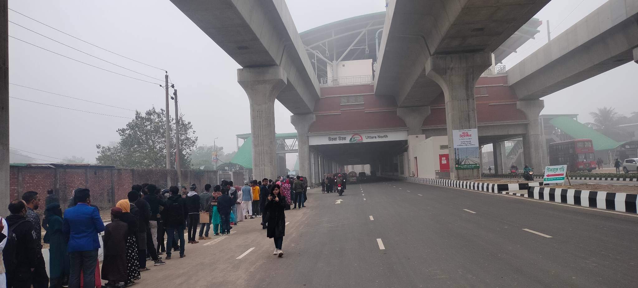 মেট্রোরেলে চড়তে দীর্ঘ লাইন, বাস সার্ভিস চালু
