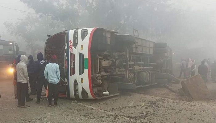 ট্রেনের ধাক্কায় উল্টে গেল বাস, নিহত ১