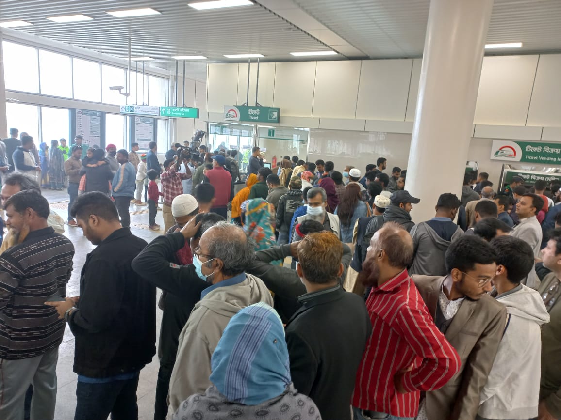 মেট্রোরেলে চড়তে দীর্ঘ লাইন, বাস সার্ভিস চালু