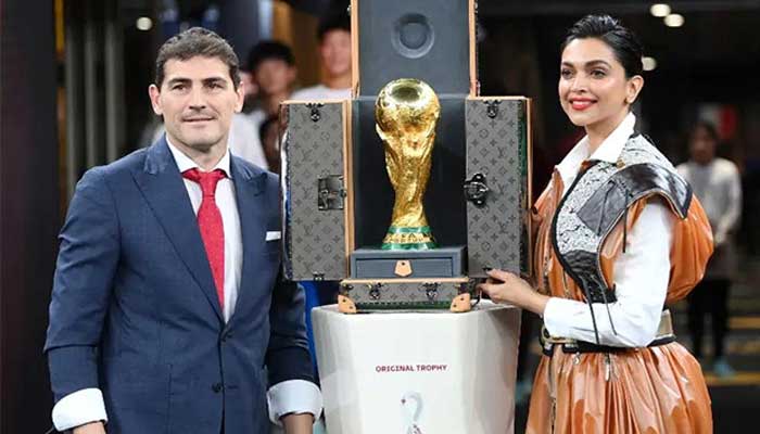 ট্রফির সঙ্গে মাঠে কেন দীপিকা