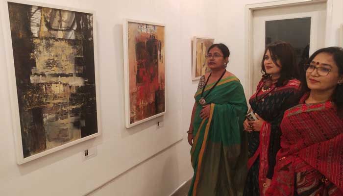 ‘কালার্স’: ক্যানভাসে নারীর মনোজগতের গল্প