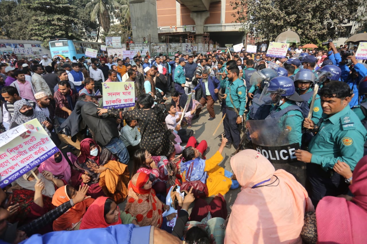 জাদুঘরের সামনে চাকরিপ্রত্যাশীদের অবস্থান