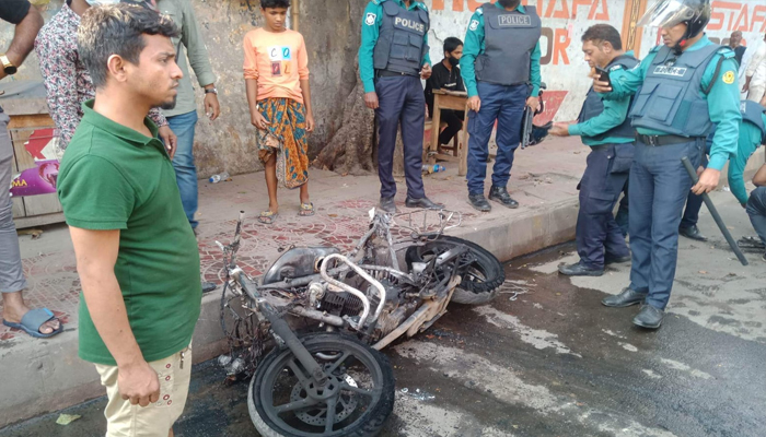হঠাৎ মুগদায় মোটরসাইকেলে আগুন