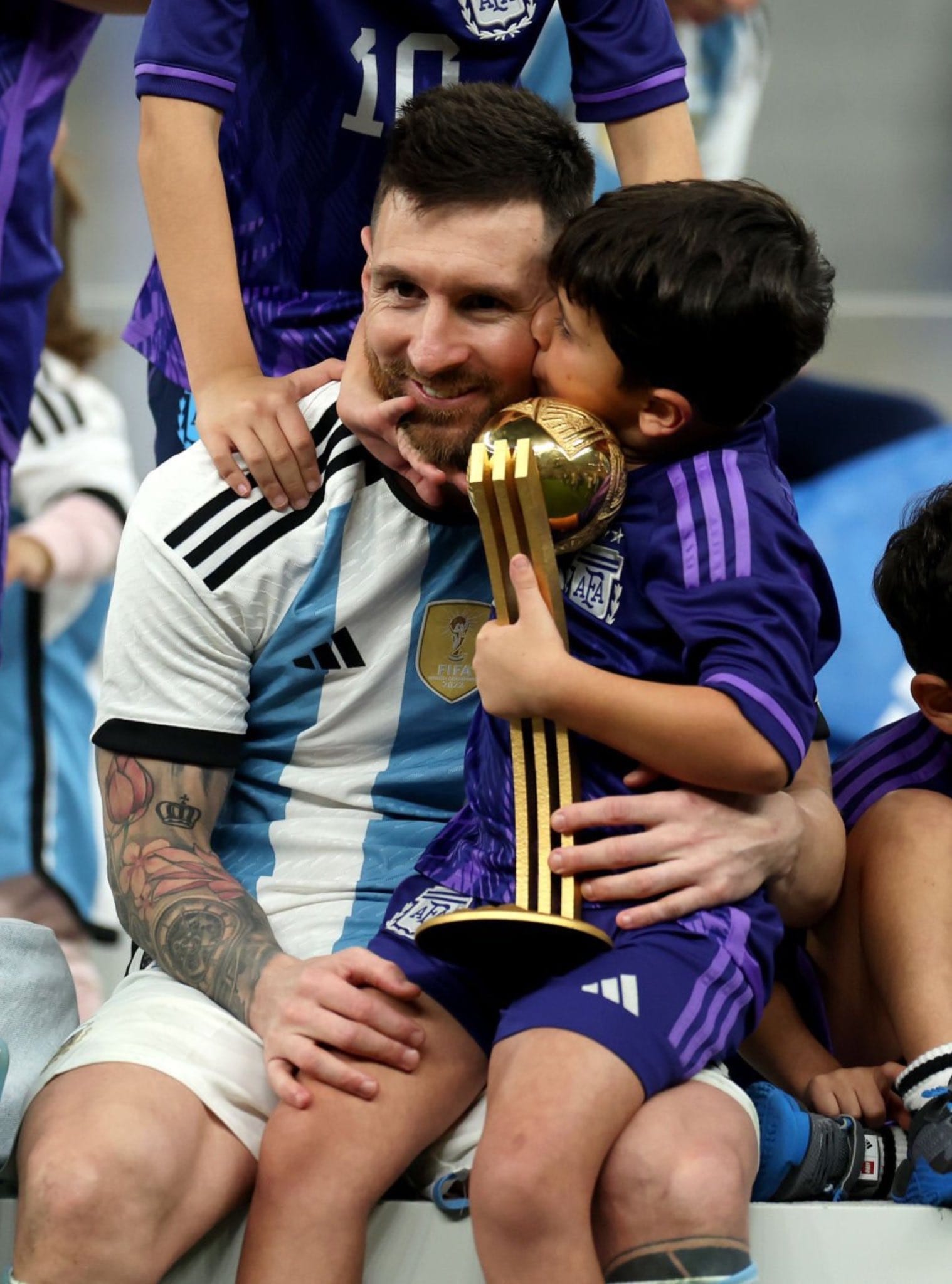 মহানায়ক মেসির হাতে বিশ্বকাপ