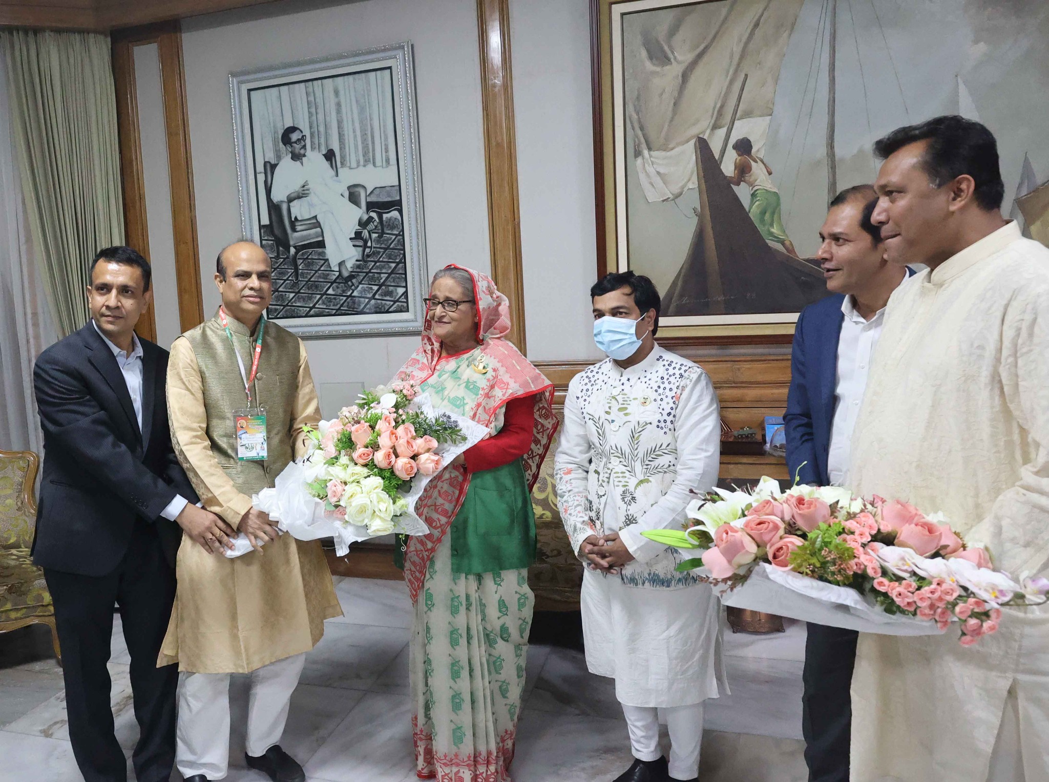 ঘনিষ্ঠদের শুভেচ্ছাসিক্ত প্রধানমন্ত্রী