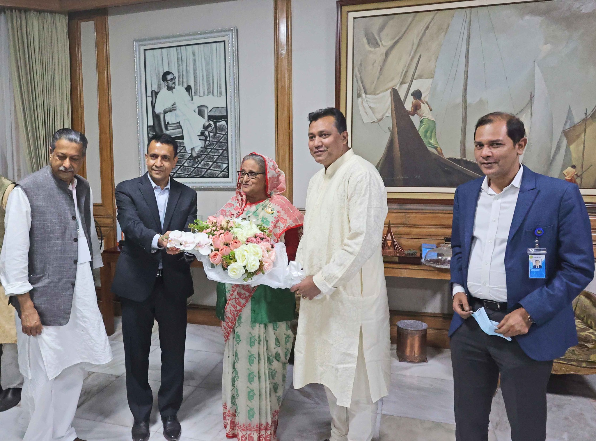 ঘনিষ্ঠদের শুভেচ্ছাসিক্ত প্রধানমন্ত্রী