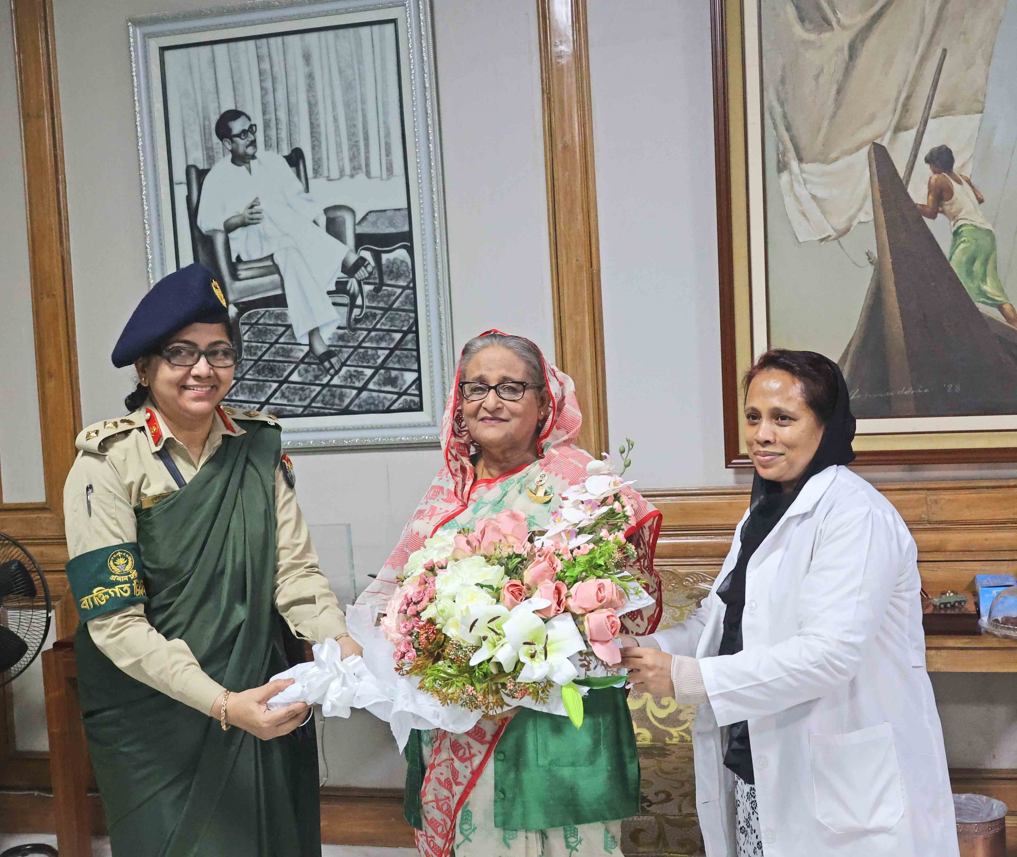 ঘনিষ্ঠদের শুভেচ্ছাসিক্ত প্রধানমন্ত্রী