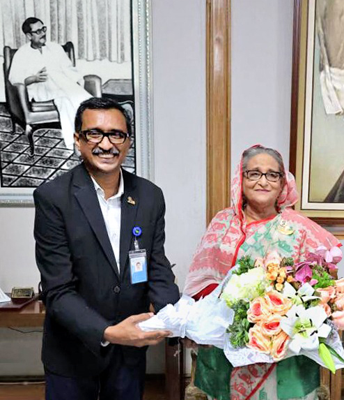 ঘনিষ্ঠদের শুভেচ্ছাসিক্ত প্রধানমন্ত্রী