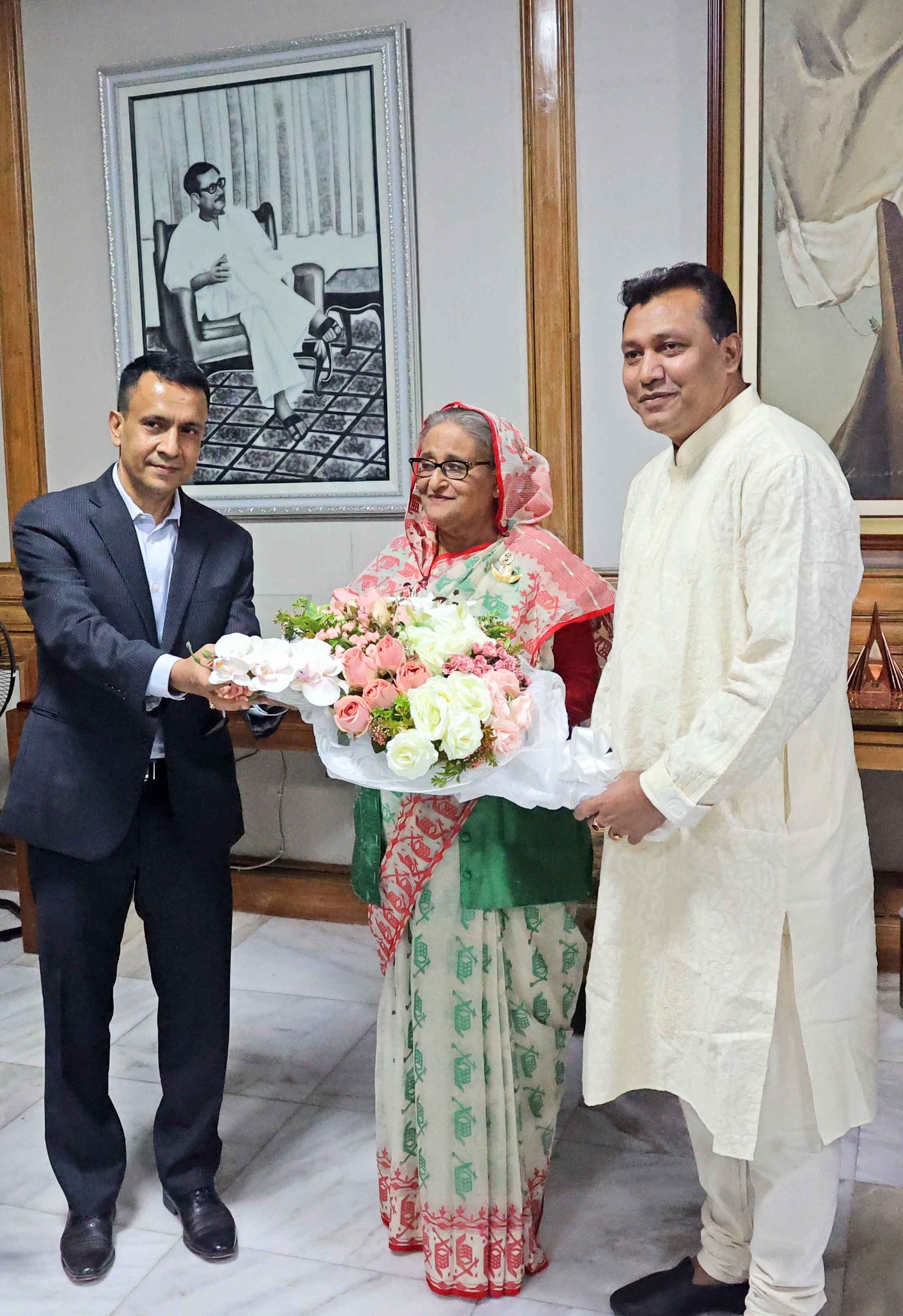 ঘনিষ্ঠদের শুভেচ্ছাসিক্ত প্রধানমন্ত্রী