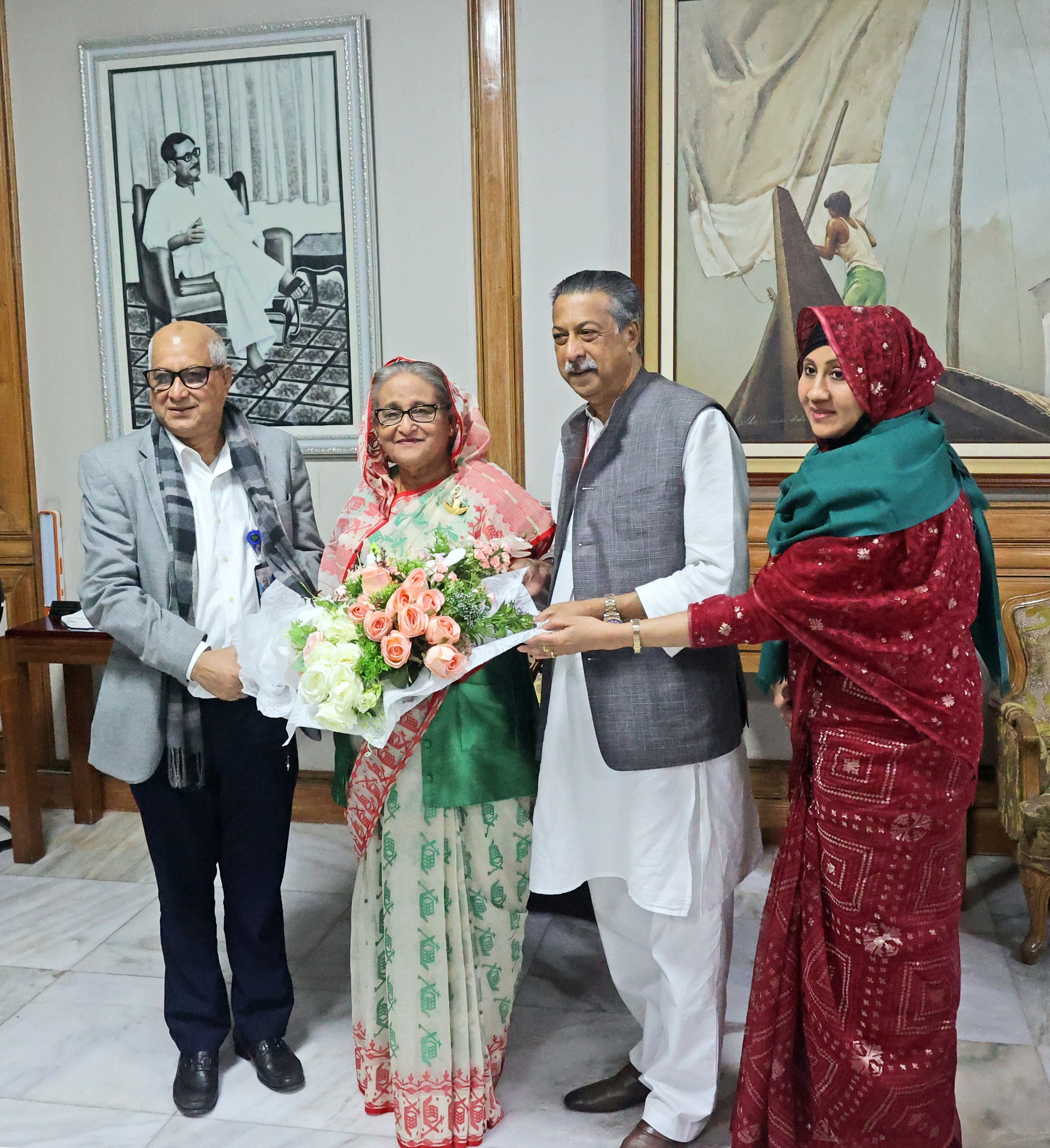 ঘনিষ্ঠদের শুভেচ্ছাসিক্ত প্রধানমন্ত্রী